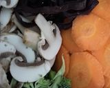 Foto langkah ke 1 dari resep Soup Jamur Perontok Lemak.