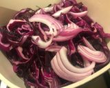 Foto del passaggio 1 della ricetta Crostini cavolo cappuccio viola e taleggio