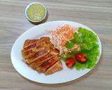 Hình bước làm 4 của món Ức gà áp chảo & salad bắp cải