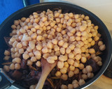 Foto del paso 3 de la receta: Garbanzos con morcilla y setas