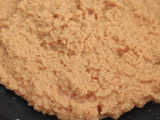 Tortitas de lenteja roja con setas, heura y queso
