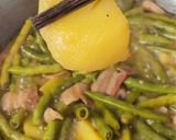 A picture of step 5 of Braised Pork with Green Beans (豆角土豆炖猪肉).