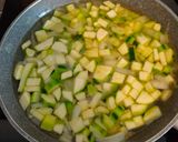 Foto del passaggio 1 della ricetta Pasta e zucchine come piace a me 😋