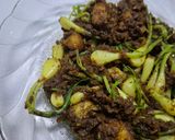 Foto langkah ke 5 dari resep Tumis Lengkio Ikan Asin Jambal Kelapa Gongseng.