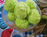 A picture of step 6 of Green coconut balls /laddu.