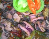 Foto langkah ke 4 dari resep Oseng Si Hitam Cumi.