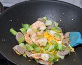 Foto langkah ke 3 dari resep Kwetiau Goreng Udang dan Bakso.