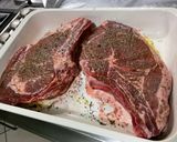 Une image de l'étape 5 de Côtes de bœuf grillées au four au thym, ail et laurier.