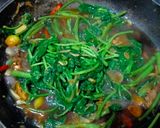 Foto langkah ke 4 dari resep Tumis Kangkung Rebon Udang.