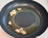 Foto del paso 4 de la receta: Pechuga de pavo al ajillo con puré de patata y zanahoria