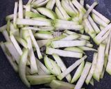 Hình bước làm 1 của món Bầu Xào Trứng
