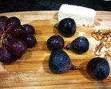 Foto del paso 2 de la receta: Ensalada de rúcula con brevas, uvas morada y queso Feta