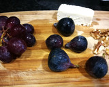 Foto del paso 2 de la receta: Ensalada de rúcula con brevas, uvas morada y queso Feta
