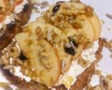 Foto del paso 3 de la receta: Tosta con burrata, manzana y frutos secos