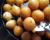 A picture of step 4 of Milk glazed puffs.