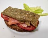 Foto del paso 6 de la receta: Tosta de salmón y tortilla de semillas