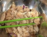 Hình bước làm 1 của món Gà xào "nhị" sắc😋
