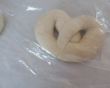 Foto del paso 5 de la receta: Pan salado (pretzels)