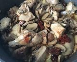 Foto del paso 2 de la receta Pollo con ibericos y champiñones en salsa al tomillo