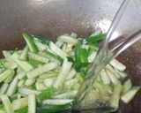 Foto langkah ke 5 dari resep Oseng Timun.