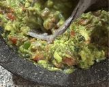 Foto del paso 2 de la receta: Guacamole en mortero