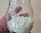 Foto del paso 2 de la receta: Postrecito en frasco, para picnic, saludable y low carb ☀️ Petit suisse con arándanos congelados 🫐