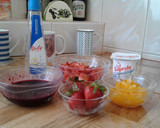 Foto del paso 1 de la receta: Mix frutal con yogurt natural y salsa de arándanos... aprovechando las sobritas