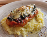 Foto del paso 7 de la receta: Pollo a la parmesana con espinacas y olivas kalamata