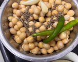 A picture of step 1 of White peas pakora.