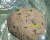 A picture of step 4 of Masala Bajra Roti.