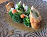 Foto del paso 14 de la receta: Pechuga de pollo rellena con espárragos, verduras gaceadas y salsa de vino con pasas