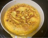 Foto del paso 3 de la receta: Tortilla de patata con cebolla, pimiento y chorizo