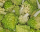 Foto del paso 2 de la receta: Guiso marinero de mix de coliflor romanesco y coliflor blanca