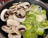 Une image de l'étape 1 de One pot orzo/poireau/champignons et crevettes au curry.