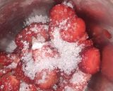 A picture of step 1 of Strawberry shake.