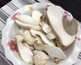 صورة لخطوة 1 من وصفة مشروم أويستر كينج بالزبدة وصلصة الصويا 🍄