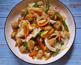 Foto langkah ke 5 dari resep 94. Tumis bola ayam sayur.