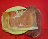 Foto del paso 2 de la receta: Rollito de ternera relleno de jamón y queso en salsa de pimentón