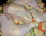 Foto del paso 8 de la receta: Pollo al horno sobre colchón de verduras (muy fácil y muy rico)