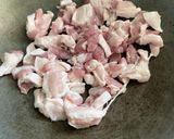 รูปขั้นตอนการทำที่ 1 ของ “หมูสามชั้นผัดปลาร้าทรงเครื่อง”