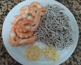 Foto del paso 2 de la receta: Pasta gansa con gambas y "gulas"