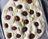 Hình bước làm 2 của món Tomato garlic and cheese focaccia