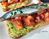 Foto del paso 4 de la receta: Tostada de sardina ahumada con guacamole y tomate