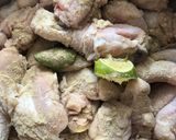 Foto langkah ke 1 dari resep Chicken Wings (Spicy Sweet).