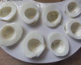 Foto del paso 2 de la receta: 261.Huevos rellenos de anchoas y queso rallado