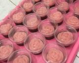 Foto langkah ke 3 dari resep Puding mawar cup.