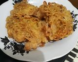 Foto langkah ke 4 dari resep Omelet mie goreng.