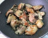 Foto del paso 2 de la receta: Pollo en fritada con ajos, perejil y huevo con puntillitas