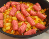 Foto del paso 3 de la receta: Salchichas frescas con patatas y pimientos