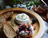 Zapiekany Camembert z gorącymi jeżynami w miodzie krok przepisu 1 zdjęcie